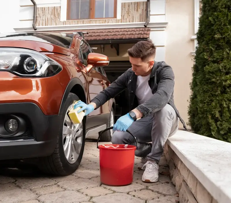 Lavage auto à domicile Beauchalot : professionnel intervenant sur un véhicule